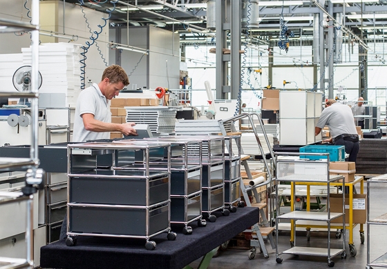 High capacity: with a little help from the machinery, the frame of a partial module can be joined together directly (top). Individual assembly: the ordered furniture is put together by hand in Münsingen (bottom)