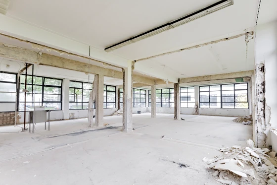 During the renovation, the building was gutted and subdivided using glass walls. Photo: Lichthalle Krefeld
