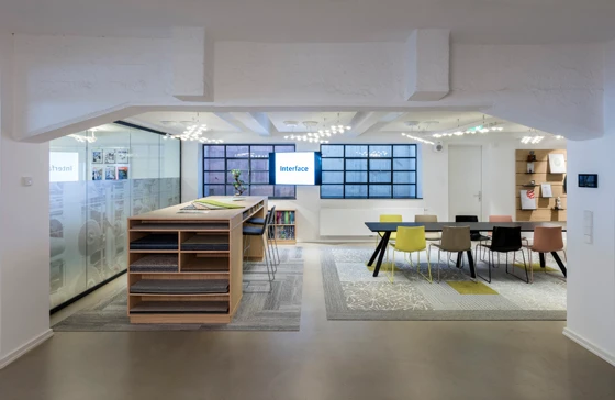 Encompassing 650 square metres, the new German headquarters offers open as well as private work and meeting areas – not to mention a showroom. Photos: Bernadette Grimmenstein