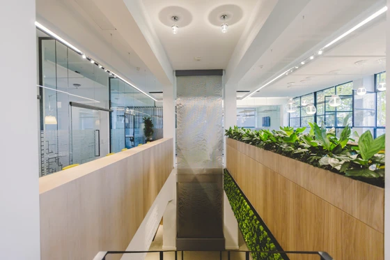 In addition to offering a sweeping view of the countryside, generous windows complement various indoor features, such as a water wall and plants which improve the office atmosphere. Photos: Lichthalle Krefeld