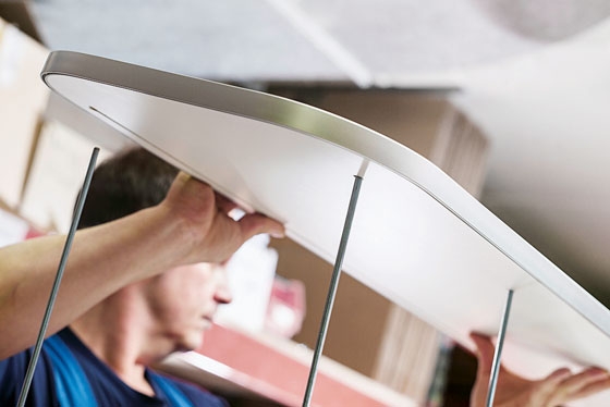 «WOGG CARO» Der Regalturm, kombiniert mit dem Schreibtisch, schafft ein schlichtes, aber modernes Raumbild (oben). Die Möbel werden entwickelt und hergestellt in Baden (mitte). Nachhaltigkeit zeigt sich auch im Umgang mit Materialien (unten)