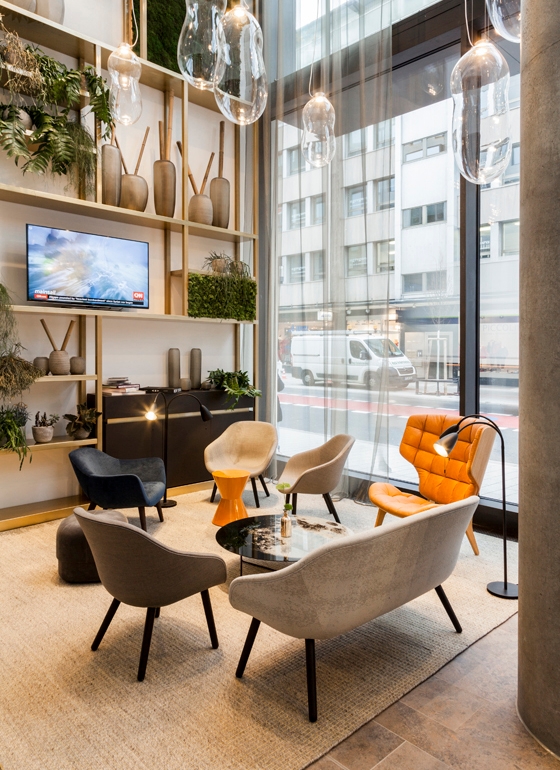 "kymo hat uns restlos überzeugt mit Know-how und ästhetischer Sensibilität", sagt Michael Raeke von Blocher Partners, die kymo für ihr Projekt Radisson Blu Mannheim wählten. "Ihr massgeschneidertes Produkt unterstreicht unser Raumkonzept."