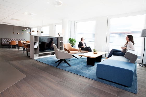 Dank des ausdrucksstarken Bodenbelags in Besprechungsräumen und Pausenbereichen hat der Hauptsitz der norwegischen Ölgesellschaft DNO in Oslo etwas sehr Raffiniertes an sich