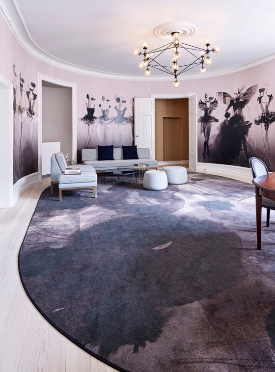 With the Royal Theatre next door, ballet and ballerinas were part of life at Brønnums Hus and beautifully relived with a wallpaper by artist Mette Boesgaard who worked closely with ege to recreate the artwork on carpet.