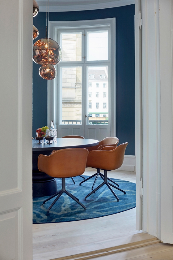 Old meets new. The round meeting room with delicate blue walls features designs by Tom Dixon, Moooi and Muuto. The working title for the room was the PowerRoom.