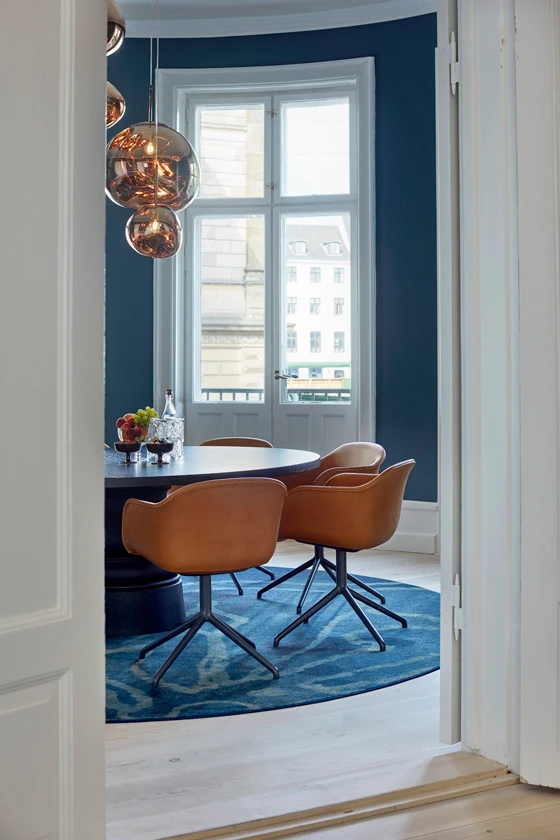 Old meets new. The round meeting room with delicate blue walls features designs by Tom Dixon, Moooi and Muuto. The working title for the room was the PowerRoom.