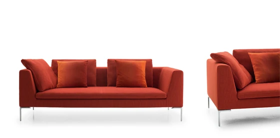 Das Charles-Sofa in orangerot, der zweiten neuen Farbe anlässlich des Jubiläums