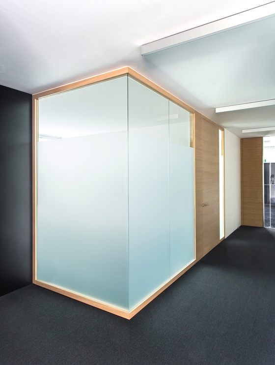 The award-winning Wallen system brings the warmth of wood into the workplace by wrapping the aluminium profiles in authentic wood veneers