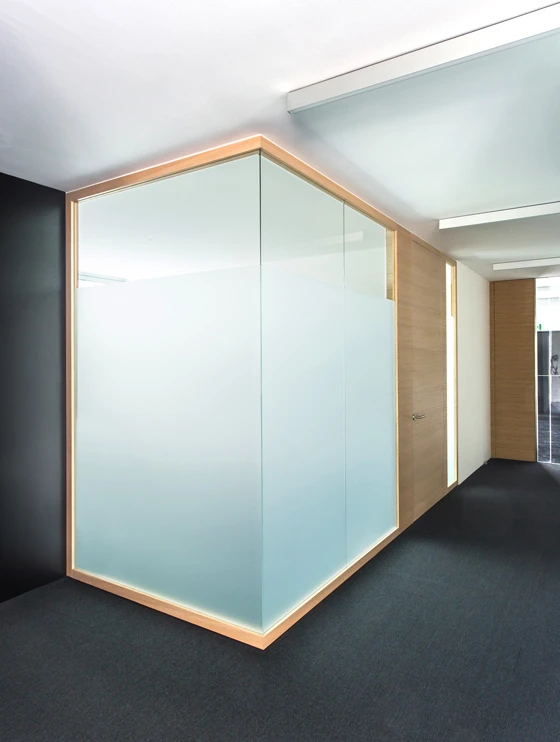 The award-winning Wallen system brings the warmth of wood into the workplace by wrapping the aluminium profiles in authentic wood veneers