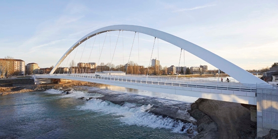 The Citadella Bridge replaces a crossing that was traffic-congested and difficult for pedestrians to use. Its paved walkway references the materiality of Alessandria’s streetscapes and provides a viewpoint across the city. Photos: Hufton+Crow