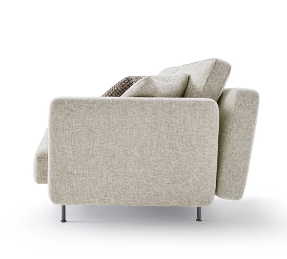 With idiosyncratic elegance and restraint, Lissoni's design pairs armrests, which bookend the seat cushions, with slender supports, creating the impression that the sofa is floating – as if it were a "flying carpet"