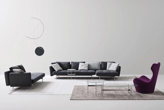 The SAKé series' modularity allows for multiple configurations to suit a variety of functions and settings, whether lobby furniture in a large corporate office or a living room sofa in a compact, urban apartment