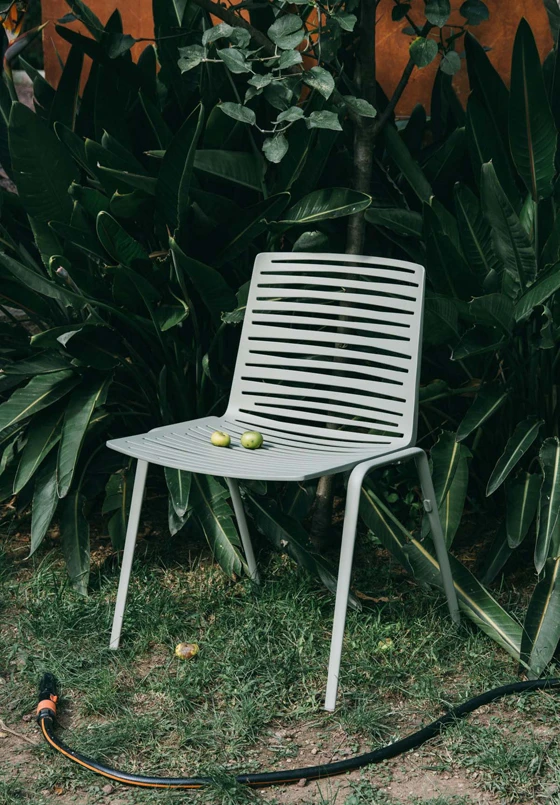 Oben: Fasts Bestseller ist der Stuhl Forest, entworfen von Robby und Francesca Cantarutti. Seine organische Form ist von der Natur inspiriert und eignet sich hervorragend für den Einsatz im Freien. Unten: Stuhl Zebra