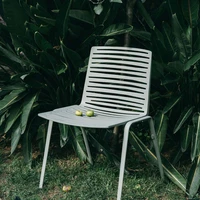 Oben: Fasts Bestseller ist der Stuhl Forest, entworfen von Robby und Francesca Cantarutti. Seine organische Form ist von der Natur inspiriert und eignet sich hervorragend für den Einsatz im Freien. Unten: Stuhl Zebra