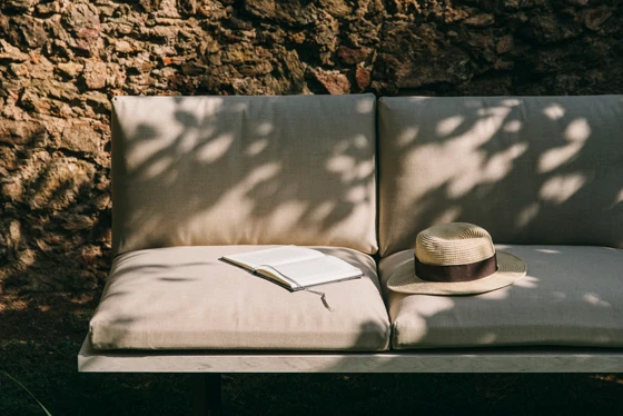 Die Kollektion New-Wood Plan kombiniert ein robustes holzähnliches Material mit Polstern, um die Eleganz und den Komfort, die sich die Fans des ultimativen Outdoor-Lifestyles wünschen, bieten zu können