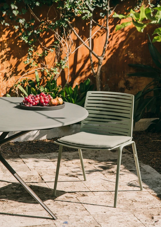 Die horizontalen Streifen des von Studio Lievore Altherr entworfenen Zebra-Stuhls sorgen für eine markante Silhouette, die die Kompetenz von Fast bei der Verwendung von Aluminium für herausragende zeitgenössische Entwürfe demonstriert