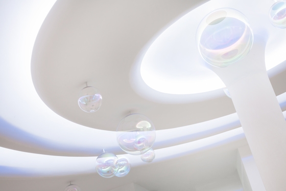 Schwebende Bubbles. Zweckentfremdet wurde Iris in einer Sonderanfertigung für das Berliner Varieté Wintergarten. Die Künstlerin Fiona Bennett setzt für ihre Installation im Entrée der Toilettenräume ganz auf die Magie der Kugel – ohne Licht