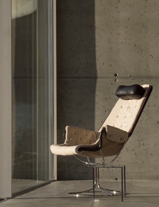 Swedish firm DUX is known as the manufacturer of some of the world’s best beds. It also produces furniture characterised by the same premium materials and ergonomic properties, such as the Jetson chair designed by Bruno Mathsson in 1969