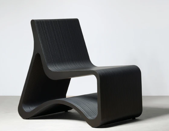 Die Sitzskulpturen der Serie SW sind aus Hochleistungs-Holzfaserstoff gefertigt und erscheinen wie dunkle, geschwungene Bänder