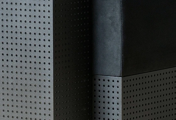 Geradlinig und kantig zeigen sich die Modelle GB 21–32. Gefertigt werden sie aus 2,5 Millimeter dickem Lochblech, das von Hand geschweisst und geschliffen wird