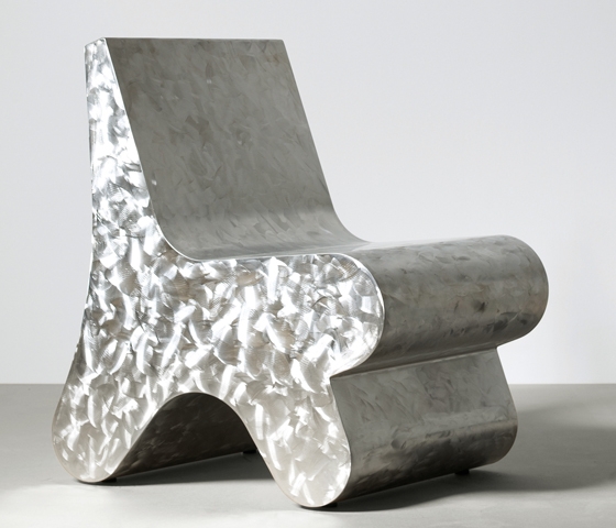 The seating sculptures GB 51–59 play with curved lines and forms, in contours that are lasered out of stainless steel and then worked by hand into their final form