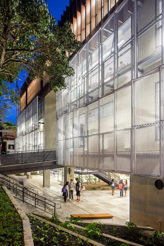 This innovative approach shows that the adaptive reuse of existing buildings should always be considered, even when designing more specialised building types such as schools. Photos: Fernando Stankuns