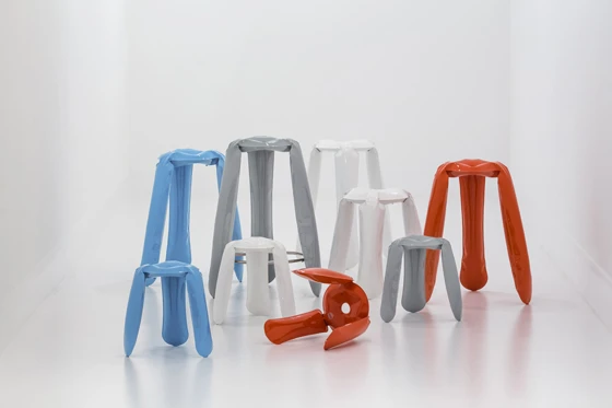 Plopp gibt es in verschiedenen Grössen, vom Tritt- bis Barhocker, und in 9 Farbvarianten