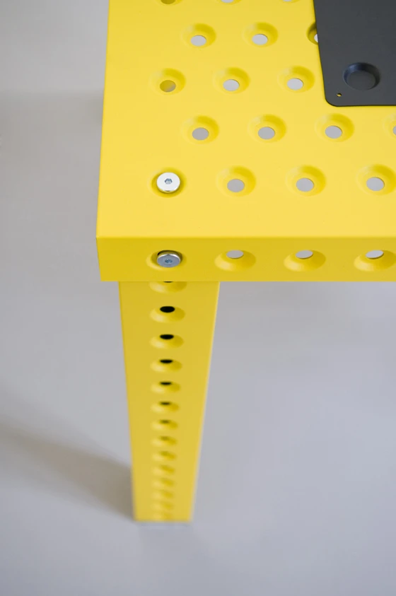 Die mit Innendruckruckluft geformte Produktpalette wächst, aber Zięta experimentiert auch mit anderen Materialien und Methoden, zum Beispiel perforiertem Aluminium für die 3+ Kollektion