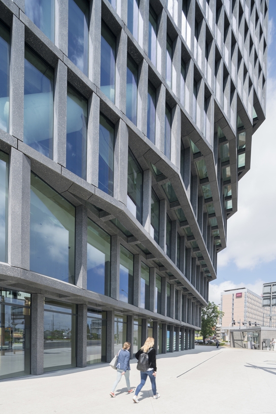 Smaller Polish cities are just as keen to build high-quality architecture. In Poznań, the MVRDV-designed Bałtyk office complex received a number of awards for its bold architecture and contribution to the city. Photos: Ossip van Duivenbode
