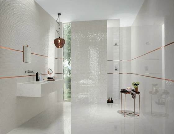 Oben: An der Wand Nero Reale und Carrara, Bodenbelag ebenfalls Carrara. Mitte: Wände und Boden in Frammenti Weiss und Schwarz. Oben: Die Wände sind mit Carrara verkleidet und verziert mit Lumina Cromo Pink Gold und dem Mosaik Carrara