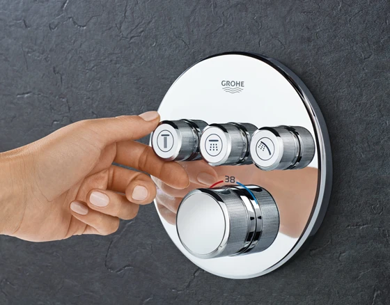 With textured edges for optimal grip, three control buttons pop out when pressed to become ergonomic dials, meaning users can precisely turn up or down water volume