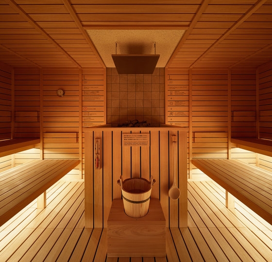Bei der Renovierung dieses Kapselhotels verkleideten die Architekten die bestehenden Kapseln mit hellem Holz und liessen sie so quasi verschwinden. Der aufs Wesentliche reduzierte Look wurde bis hin zur Sauna fortgeführt; Photos: Nacasa & Partners Inc.