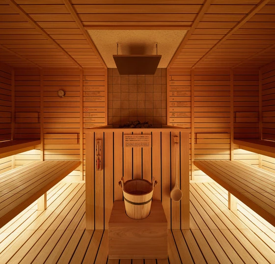 Bei der Renovierung dieses Kapselhotels verkleideten die Architekten die bestehenden Kapseln mit hellem Holz und liessen sie so quasi verschwinden. Der aufs Wesentliche reduzierte Look wurde bis hin zur Sauna fortgeführt; Photos: Nacasa & Partners Inc.