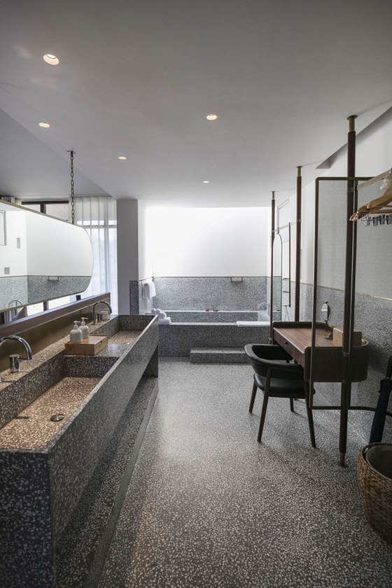 Das Hotel verfügt über 20 Zimmer. Der Weg von den Zimmern zu den Gemeinschaftseinrichtungen führt durch die gesamte Anlage, was den nahezu klösterlichen Charakter des Komplexes weiter betont; Photos: Pedro Pegenaute