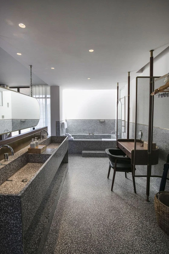 Das Hotel verfügt über 20 Zimmer. Der Weg von den Zimmern zu den Gemeinschaftseinrichtungen führt durch die gesamte Anlage, was den nahezu klösterlichen Charakter des Komplexes weiter betont; Photos: Pedro Pegenaute