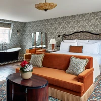 Trotz sehr abwechslungsreicher Gestaltungsakzente, verwebt der entspannte Eklektizismus des Designs alle Räume des Hotels zu einem neuen, grossen Ganzen; Photos: Simon Brown