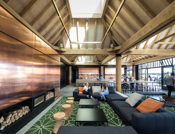 Squire and Partners verfolgten einen eklektischen Ansatz zur adaptiven Umnutzung. Alte Details wurde behalten: Von den ursprünglichen Treppengeländern der edwardianischen Ära bis hin zu Graffiti der letzten Bewohner des Gebäudes. Fotos: James Jones