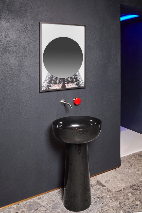 The elegant Albume sink made of Cristalmood, a robust resin that mimics glass