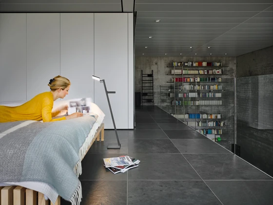 As table or floor-standing luminaire, Roxxane Leggera CL is available in two different sizes. Its practical handle makes it possible to move it around safely and comfortably. Photo: Nimbus Group / Frank Ockert