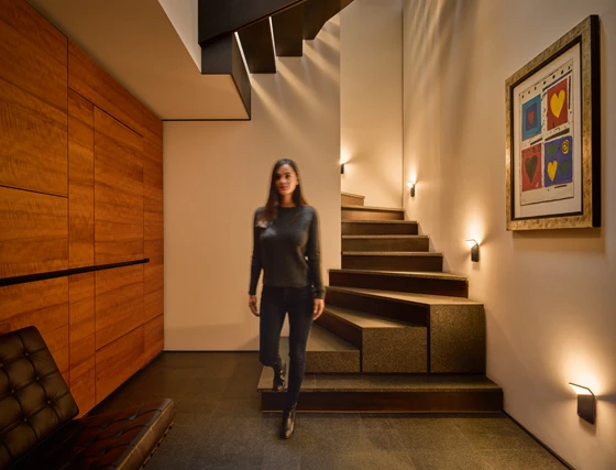 Atmospheric lighting can be created with the new battery-powered Winglet CL luminaire without any installation work. Photo: Nimbus Group / Frank Ockert