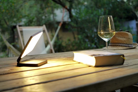 The cableless luminaire Roxxane Fly CL is smaller than a paperback book and thus the perfect companion throughout the day. Photo: Nimbus Group / Rainer Haeupl