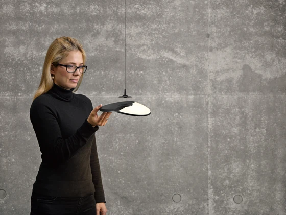 Ideal for illuminating work surfaces, dining tables or counters: the flexible and cableless, battery-powered Gravity CL is used wherever it is needed without a predefined cable outlet. Photo: Nimbus Group / Frank Ockert