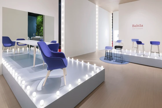 Cazzaniga Mandelli Pagliarulos Nym Stuhl – eine moderne Überarbeitung des englischen Windsor Stuhl – in der neuen, gepolsterten Version Nym Soft  (oben); Odo Fioravantis klarliniger Babilia Barhocker mit Rückenlehne (unten)