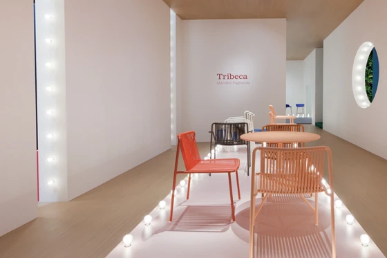 Debütierten in Mailand (von oben nach unten): Busetti Garuti Redaellis Buddy Hocker, jetzt mit Rückenlehnen; Eugeni Quitllets Stuhl Soul und Sessel Remind; Mandelli Pagliarulos Tribeca Outdoor Sitzkollektion