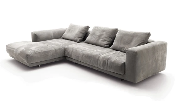 Der Fläzer macht sich genüsslich breit. Die Beine werden hochgelegt und die Arme hinter dem Kopf verschlungen. Viel Raum zum Lümmeln bietet das Sofa Moss, ein Entwurf von Jehs + Laub für Cor