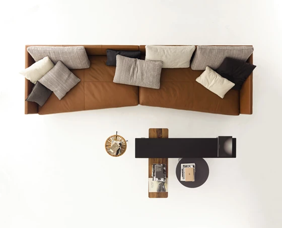 Der Platzhirsch beansprucht den Raum für sich allein. Schade eigentlich, denn das Sofa Pilotis ist mit seinen angewinkelten Seiten ganz klar auf Kommunikation ausgerichtet. Der Entwurf stammt vom Mailänder Designbüro Metrica für Cor