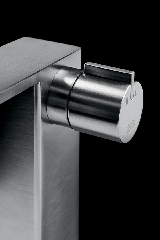 PlaySteel Collection – DuPont™ Corian®, Glacier White colour (top); LifeSteel Collection (middle/above)