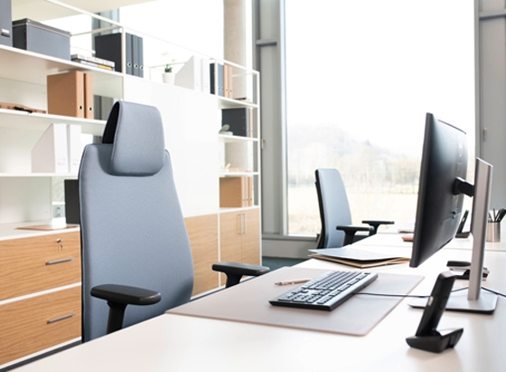 That's the way to work! The softback version (top) of the office swivel chair is available in nine shades some of which are colour-intensive, the optional headrest (bottom) is available for all models