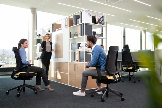 The upholstered version (top) combines a comfortable, soft seat with an unexpected, eye-catching design. Three-dimensional knit fabric makes the mesh model breathable (bottom) and gives it an elegant look
