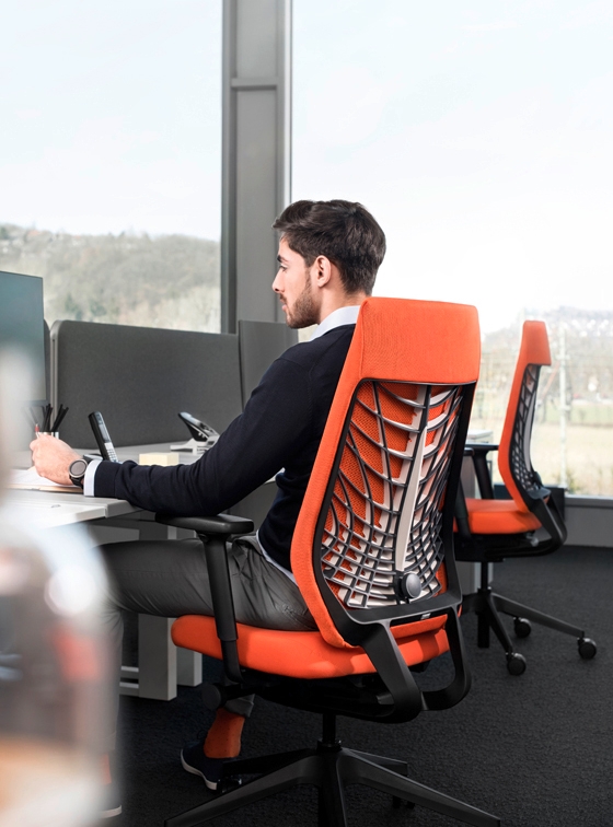 The most striking design element of Interstuhl’s new JOYCEis3 is its specially developed lumbar support FlexGrid, which adapts dynamically to the back